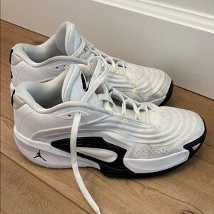 Men’s Jordan basketball shoes size 9